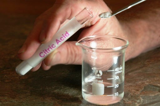 Por qué el ácido cítrico es soluble en agua